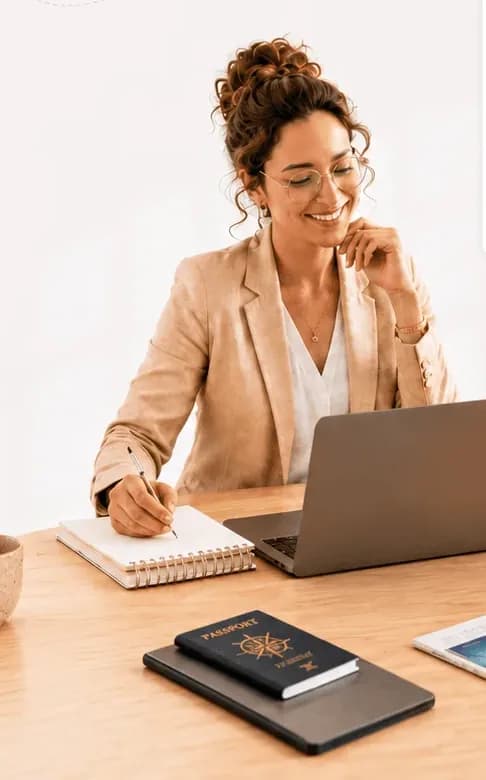 Asesora de viajes trabajando con el CRM en su escritorio